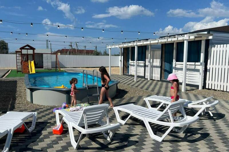 Домики с бассейном «На море и точка»