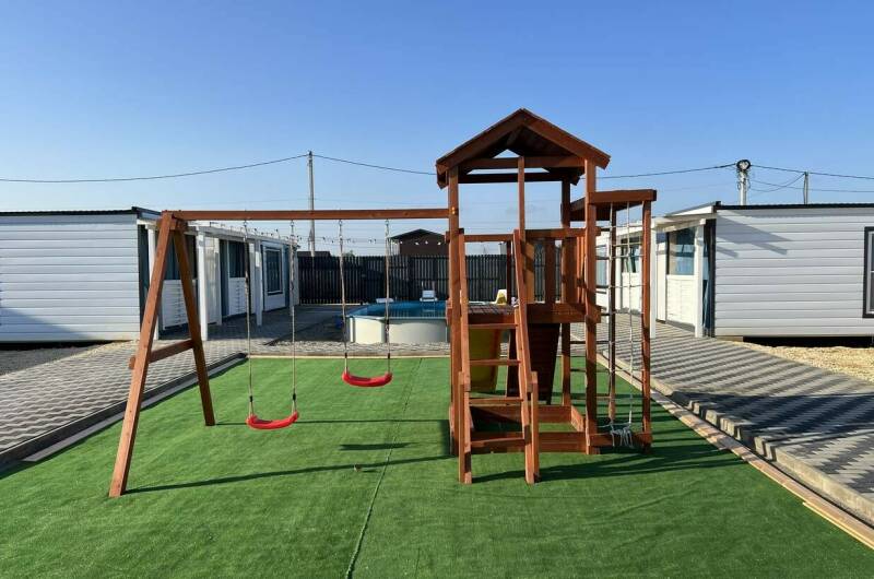 Домики с бассейном «На море и точка»