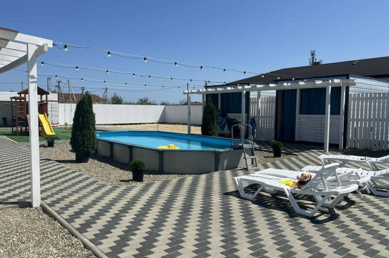 Домики с бассейном «На море и точка»