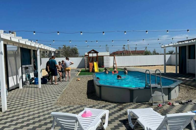 Домики с бассейном «На море и точка»