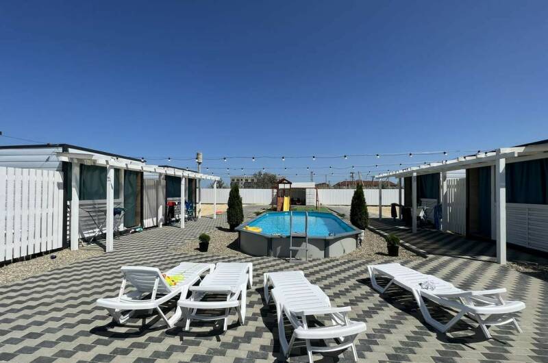 Домики с бассейном «На море и точка»