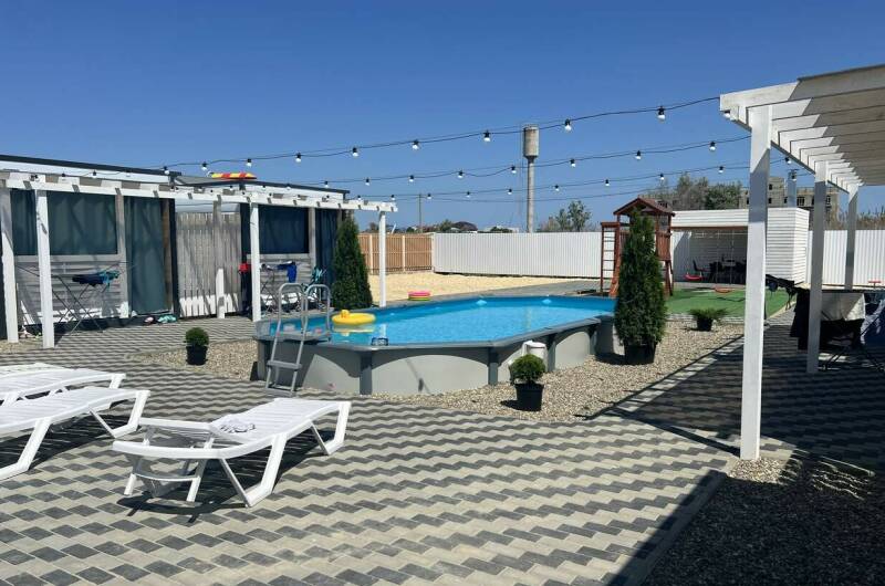 Домики с бассейном «На море и точка»