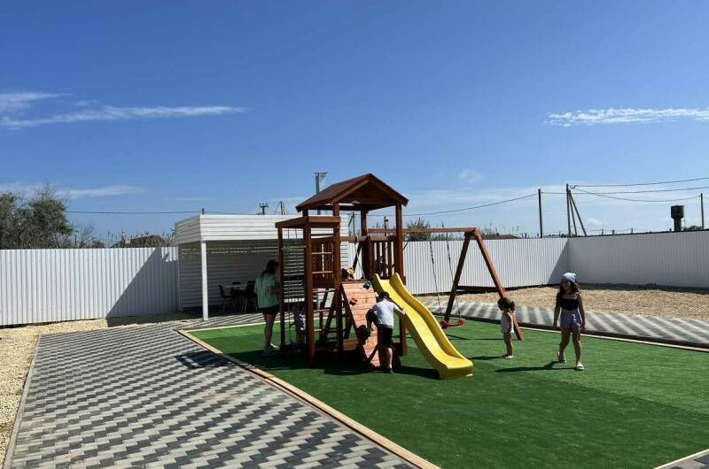 Домики с бассейном «На море и точка»