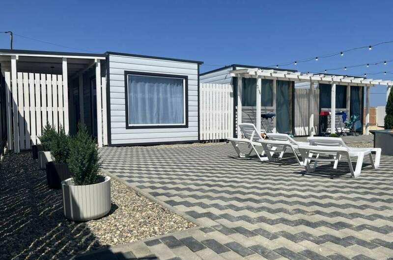 Домики с бассейном «На море и точка»