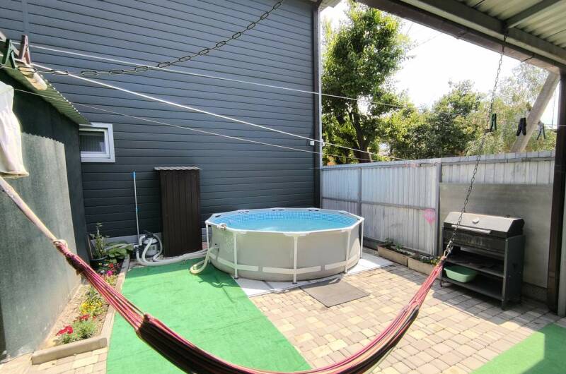 Дом без хозяев на набережной