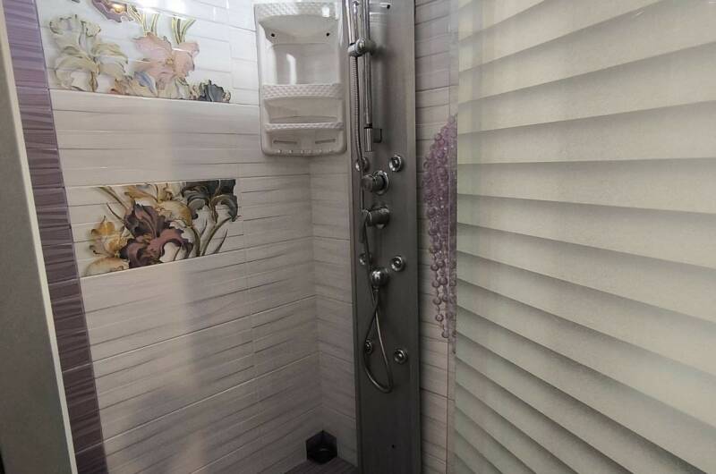 Дом без хозяев на набережной