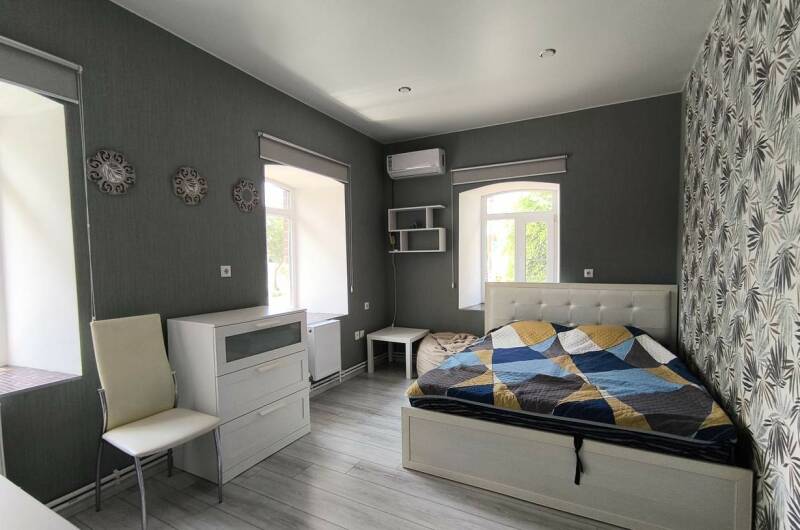 Дом без хозяев на набережной